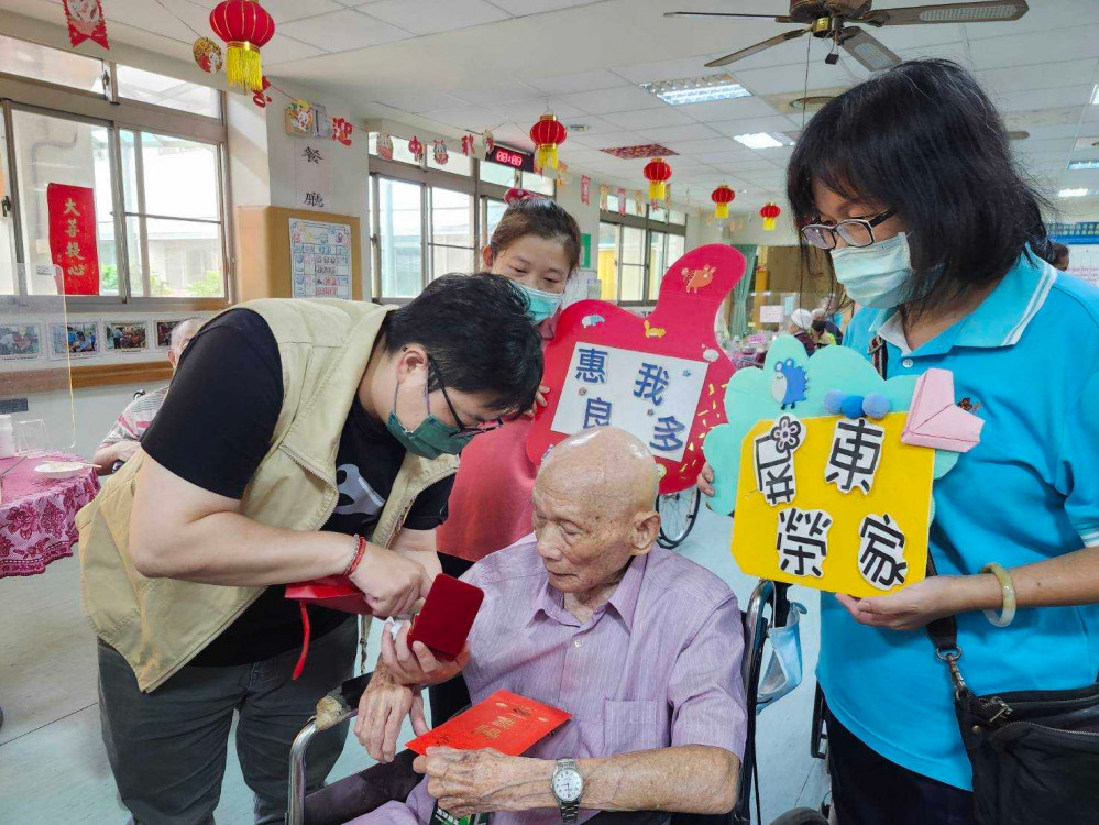 屏東榮家感謝縣府關懷百歲住民長輩  發放重陽敬老金