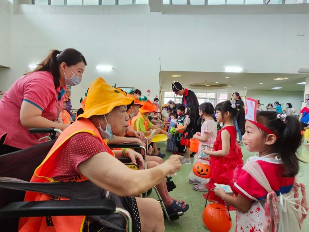 屏東榮家萬聖節變裝派對 住民長輩與幼園小朋友同樂