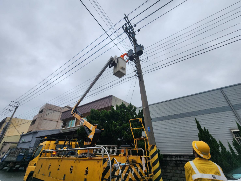 強颱康芮登陸  台電新營：累計近萬戶停電1892戶全力搶修中