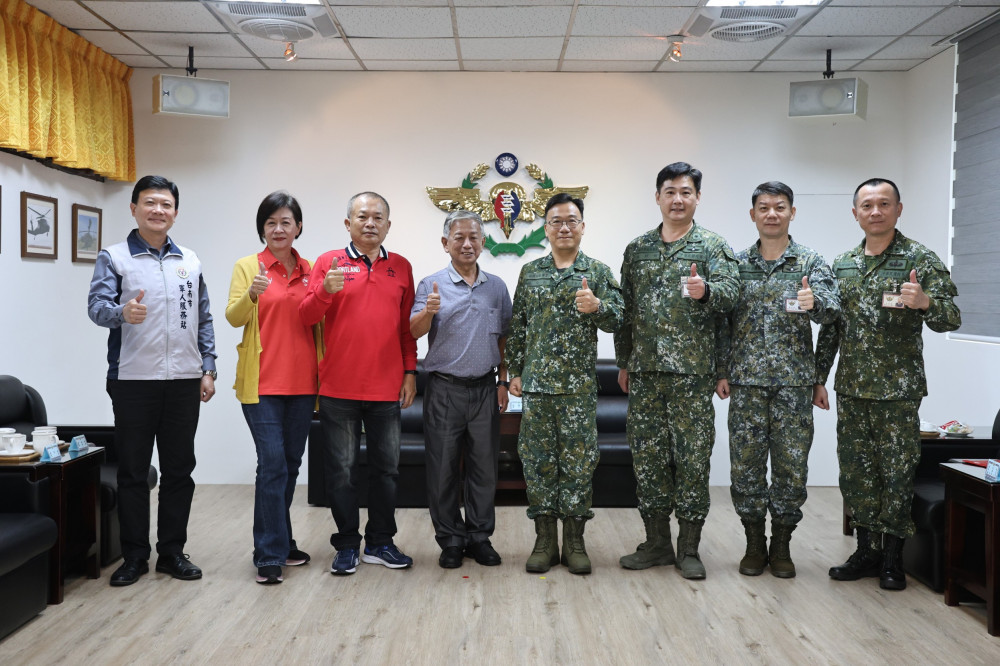 南市軍人服務站陪同里港文富食品慰訪航特部 感謝國軍無私奉獻