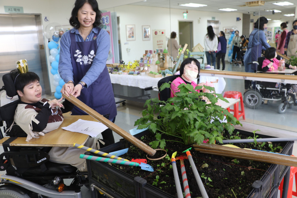 從播種到採摘入菜 八里愛心教養院移動菜園  讓院生五感體驗生命美好