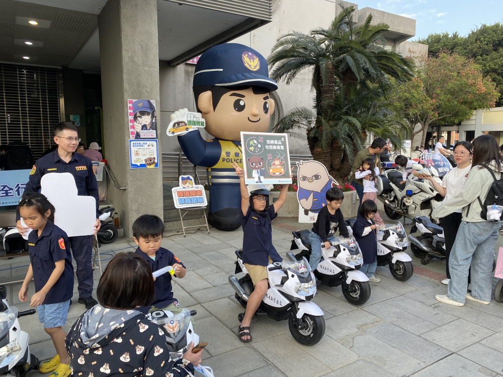 新營耶誕點燈 南警小小警察體驗 強化防詐宣導