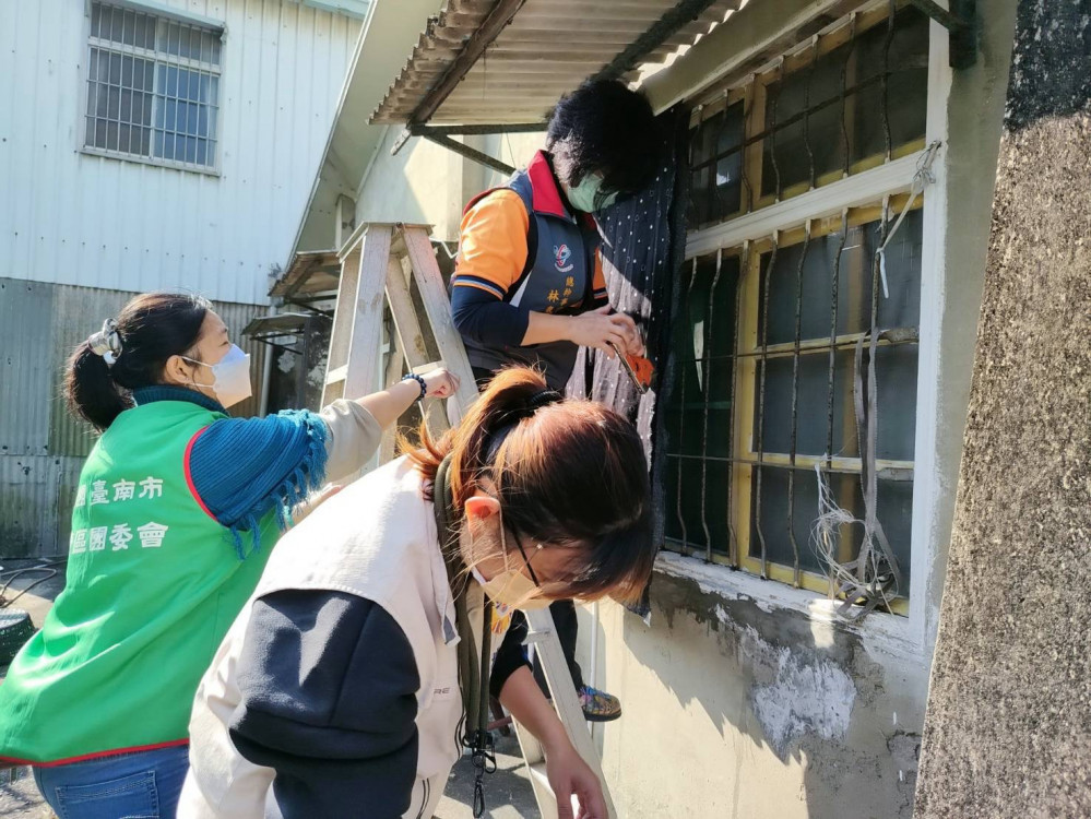 臺南榮欣志工攜手救國團助榮民爺爺清淨家園  圍爐慶生過好年