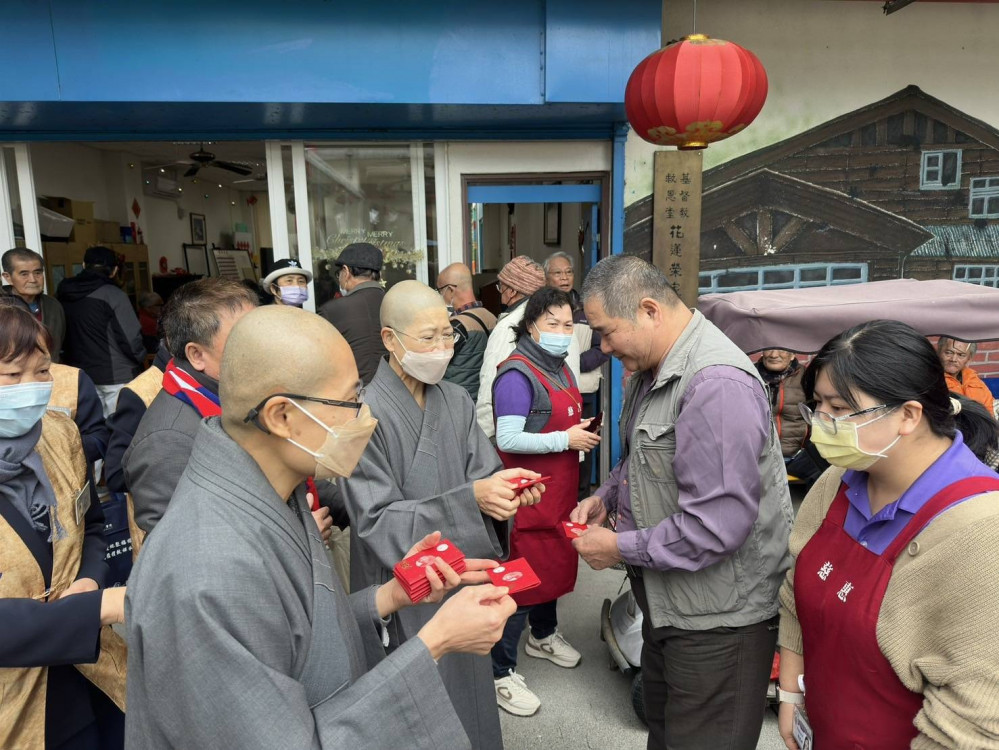 花蓮榮家住民善結好緣 大年初一慈濟發放福慧紅包