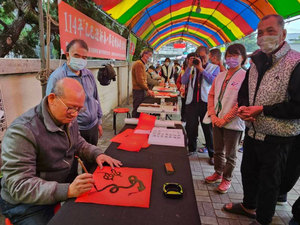 中市議長張清照揮毫贈春聯  寫下「蛇」字獻祝福  