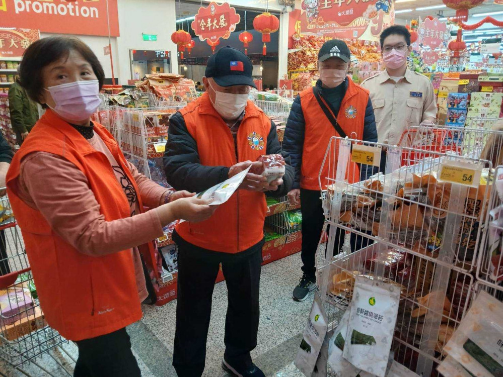 佳里榮家住民長輩採買年貨 滿載而歸迎春過好年