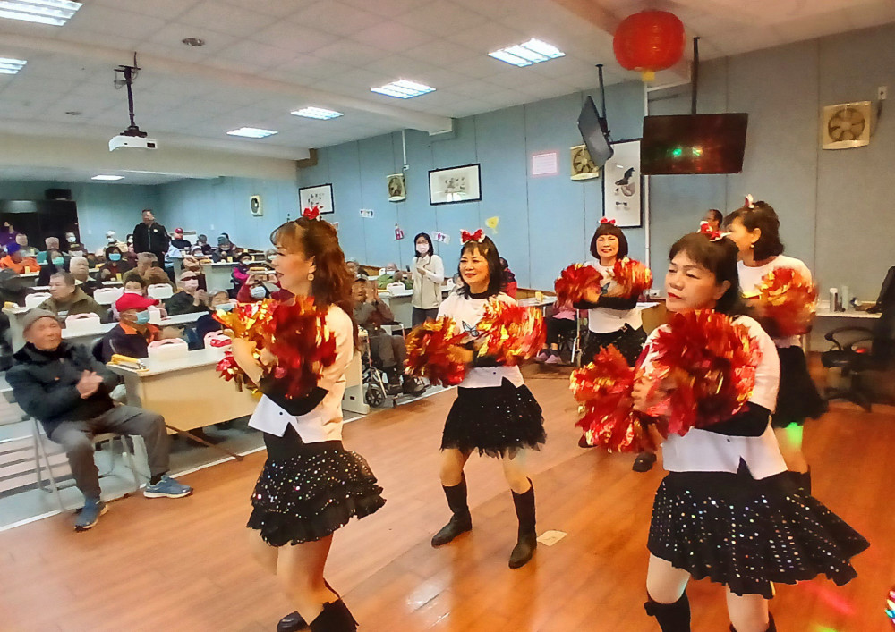 花蓮榮家慶生會 結合社區逗陣為住民獻祝福