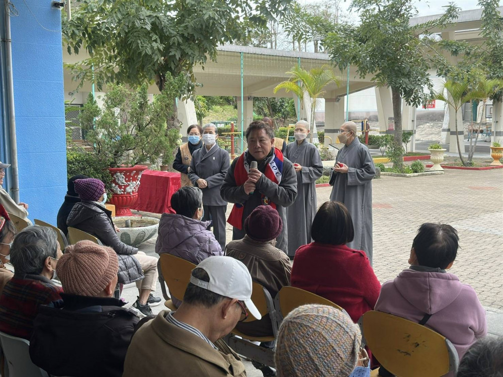 花蓮榮家住民善結好緣 大年初一慈濟發放福慧紅包