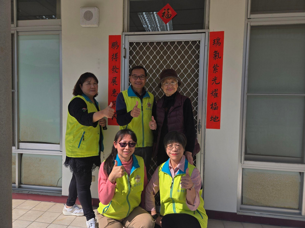 96歲白河榮家住民高瑞芳揮毫寫春聯 增添小龍年喜慶