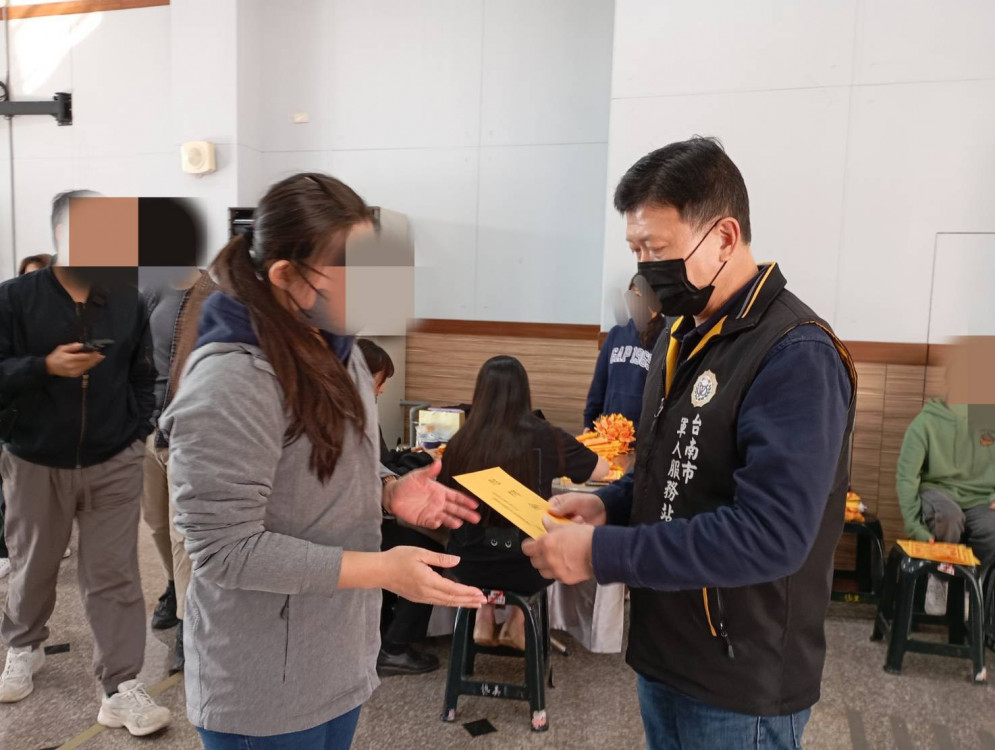 南市軍人服務站代表軍友保險慰問國軍急難家屬 溫馨感人