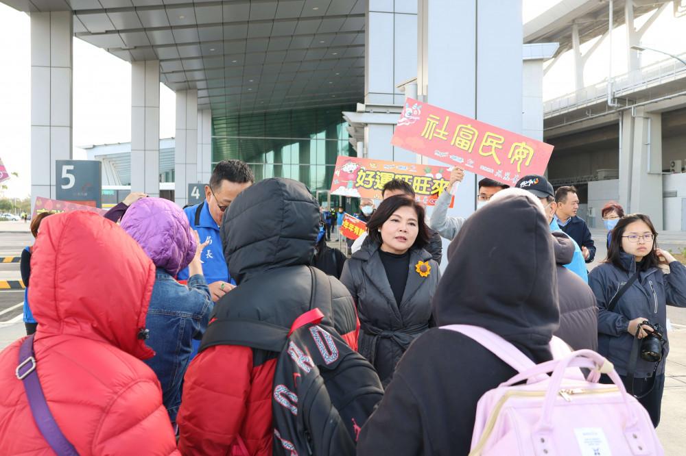 張麗善縣長迎返家鄉親　致贈福袋祝賀社富民安