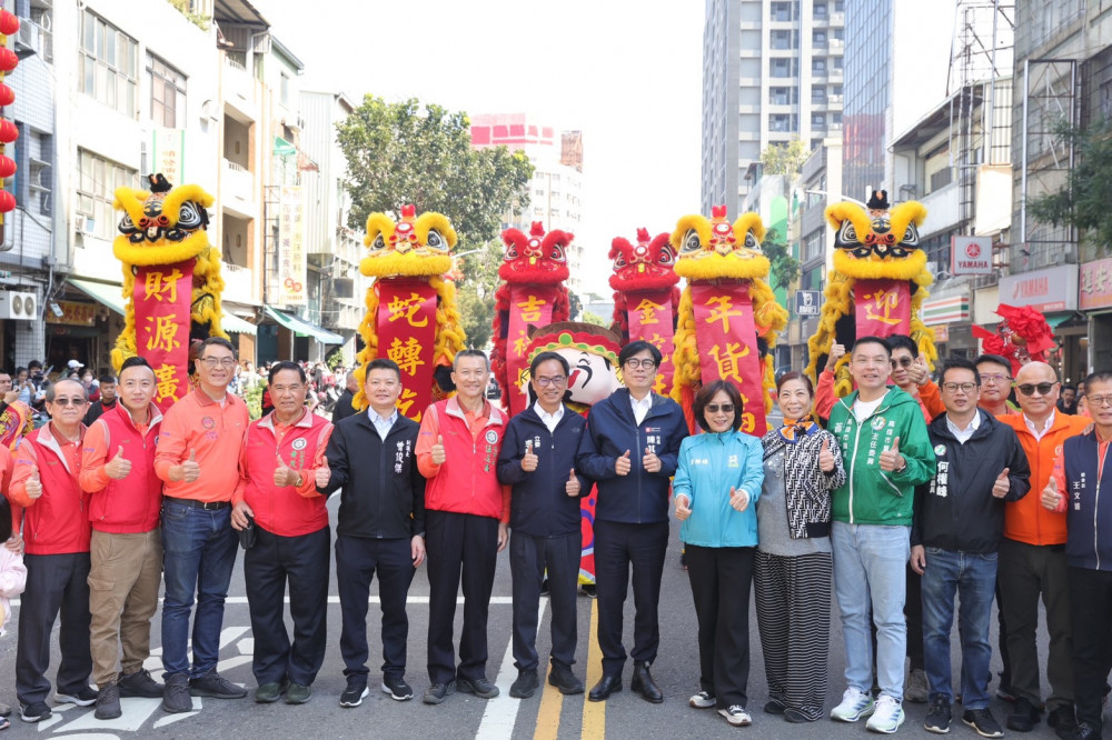 蛇來運轉迎新春！高雄三鳳中街年貨祭開跑 陳其邁發送小紅包