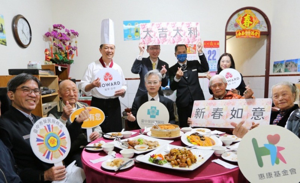 愛心年菜送到家  中榮傅雲慶院長偕中市榮服處長陳宗貴陪圍爐兼顧健康 