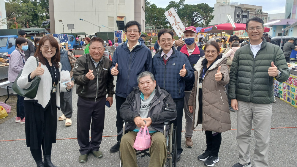 花蓮榮家辦溫馨夜市活動  老兵爺爺住民樂開懷