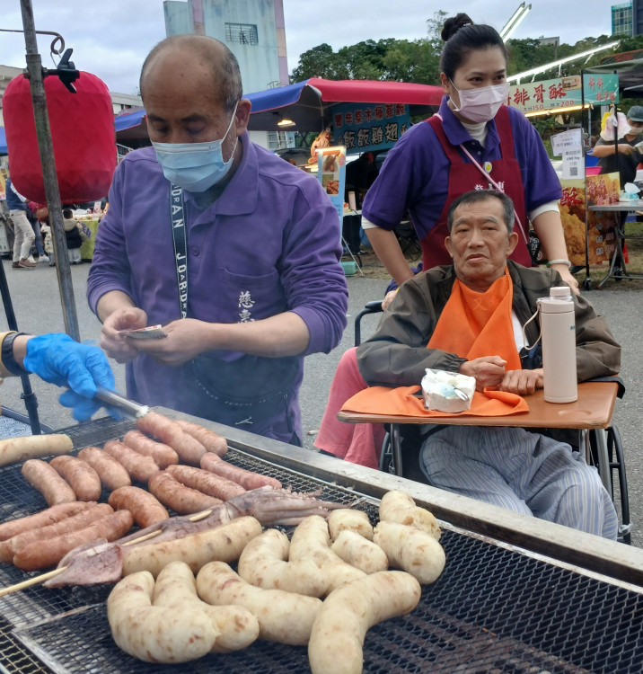 花蓮榮家辦溫馨夜市活動  老兵爺爺住民樂開懷