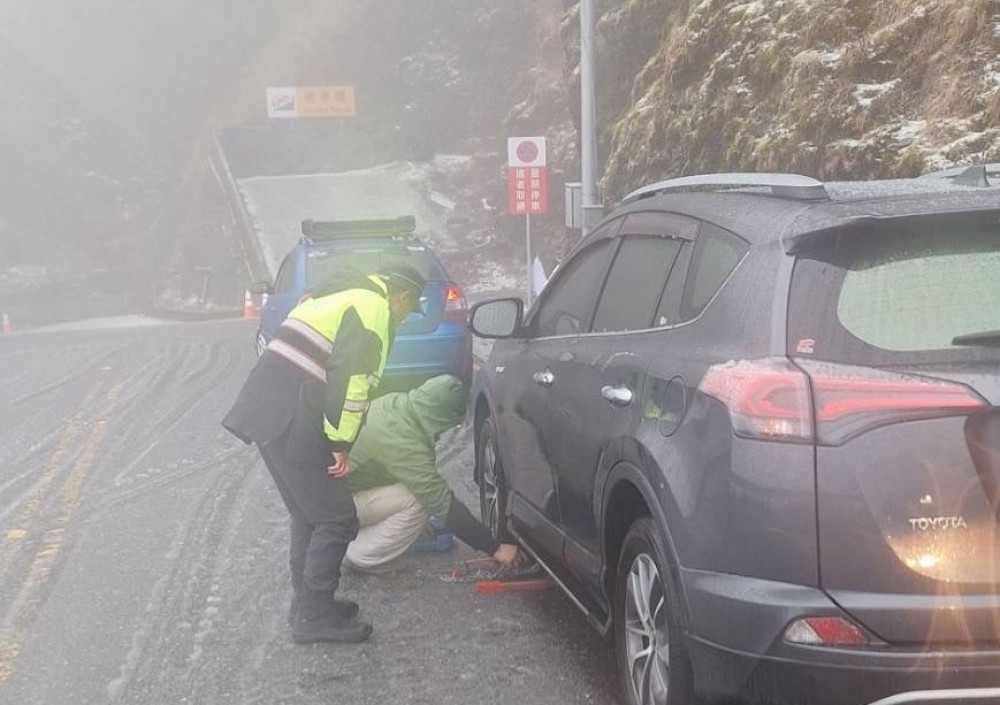 合歡山突降三月雪  民眾措手不及仁愛警速救援