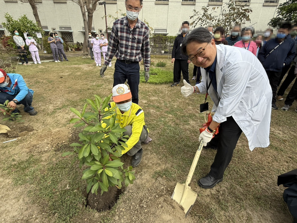 嘉南療養院植樹 院區綠樹成蔭環境優美兼具多功效益