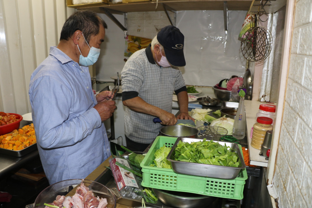 板橋三民社區三大男主廚 為老人共餐煮出料理美味！