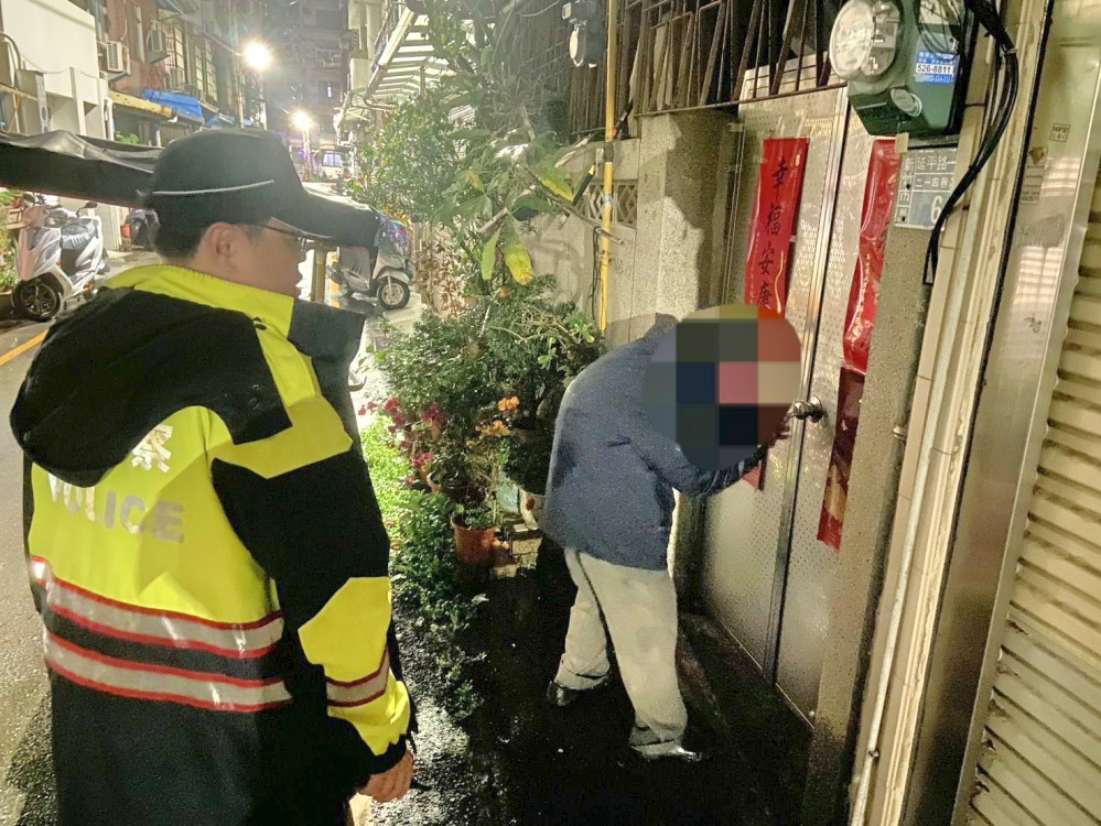 阿公找不到家!半夜徬徨站超商外　竹市暖警大雨中步行護送返家