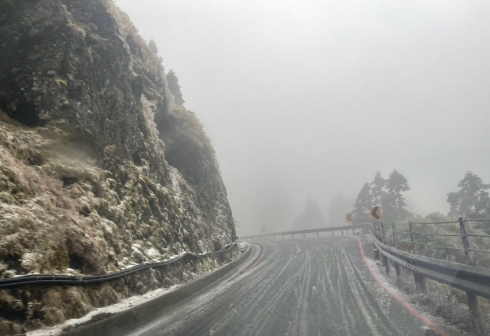 合歡山突降三月雪  民眾措手不及仁愛警速救援