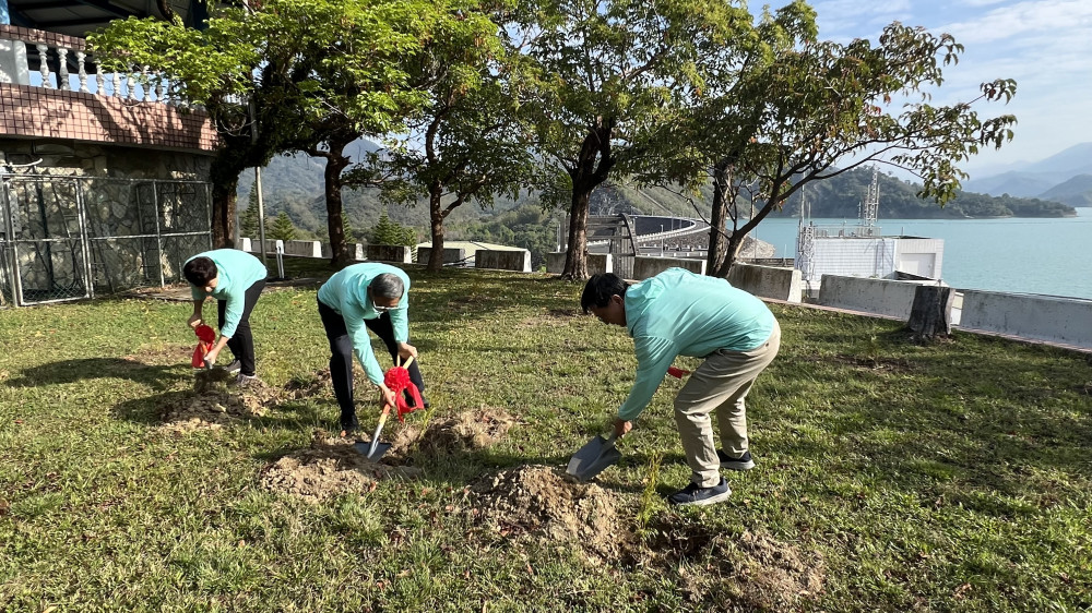 台水六區植樹響應環保綠化 