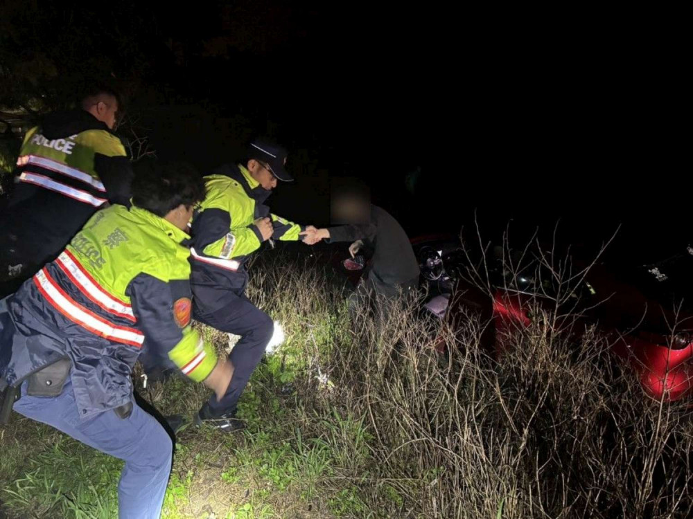 駕駛迷途衝入農田泥濘誤傳車輛墜海　竹市警深夜救援趕抵現場協助脫困