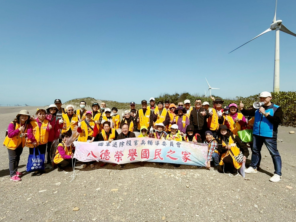 淨灘傳愛、垃圾不在　八德榮家住民長輩挽袖淨灘支持海洋永續發展