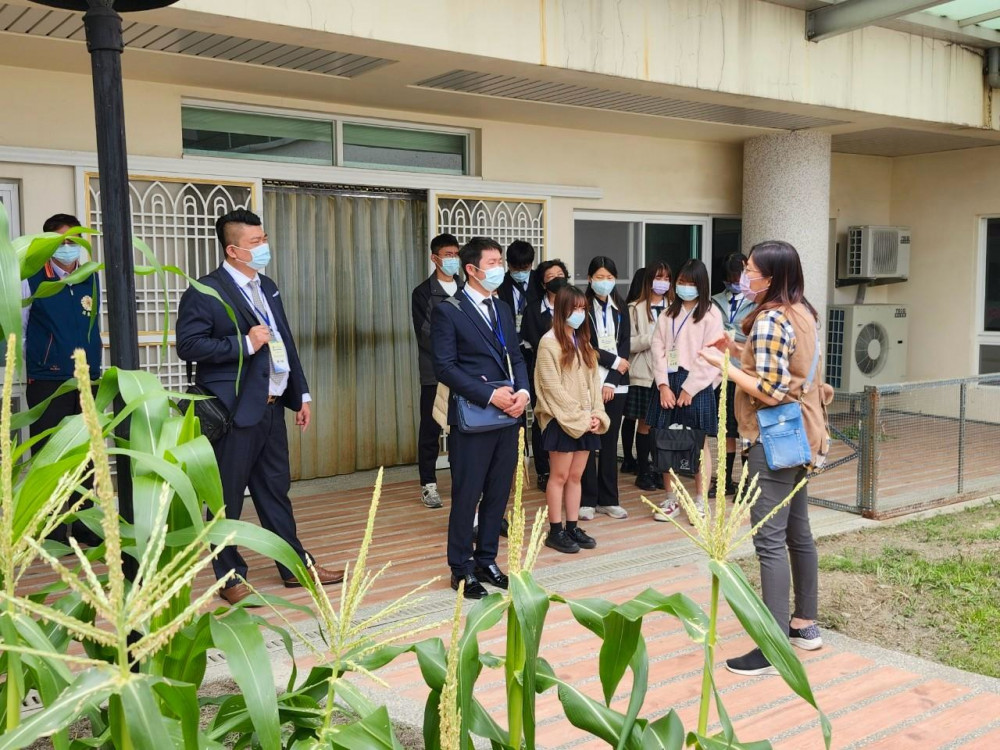 救國團優秀青年參訪屏東榮家  關懷住民長輩傳遞愛心