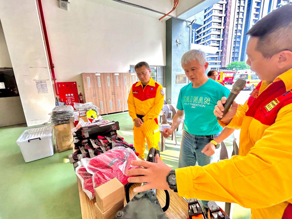 臺南市民吳豪俊化親情為大愛！代表父母親捐贈南市特搜隊救災裝備