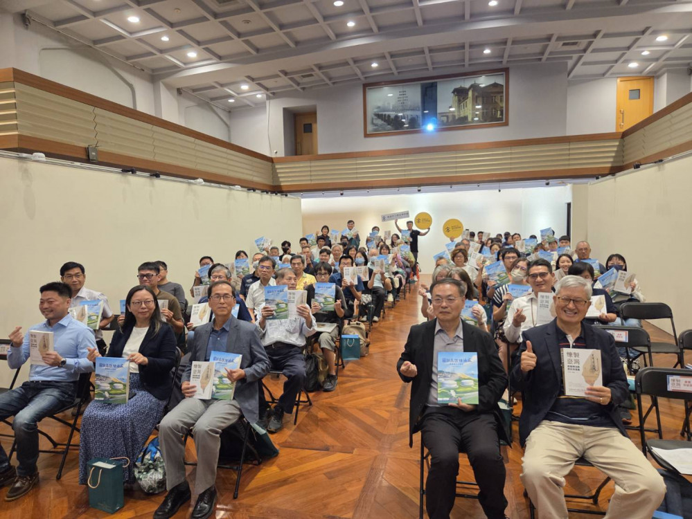 高市史博館攜中油出版雙書  李文環館長見證高雄煉油廠傳奇