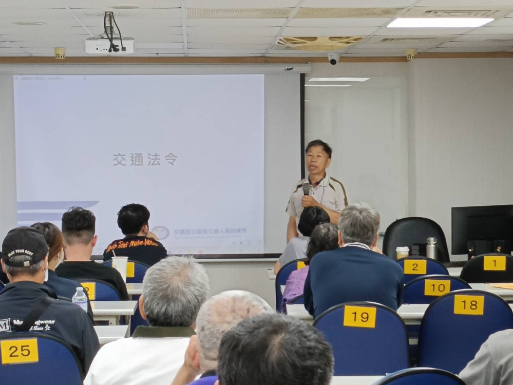 道路交通安全講習新制上路~~麻豆監理站首家委外機構開班上課了!