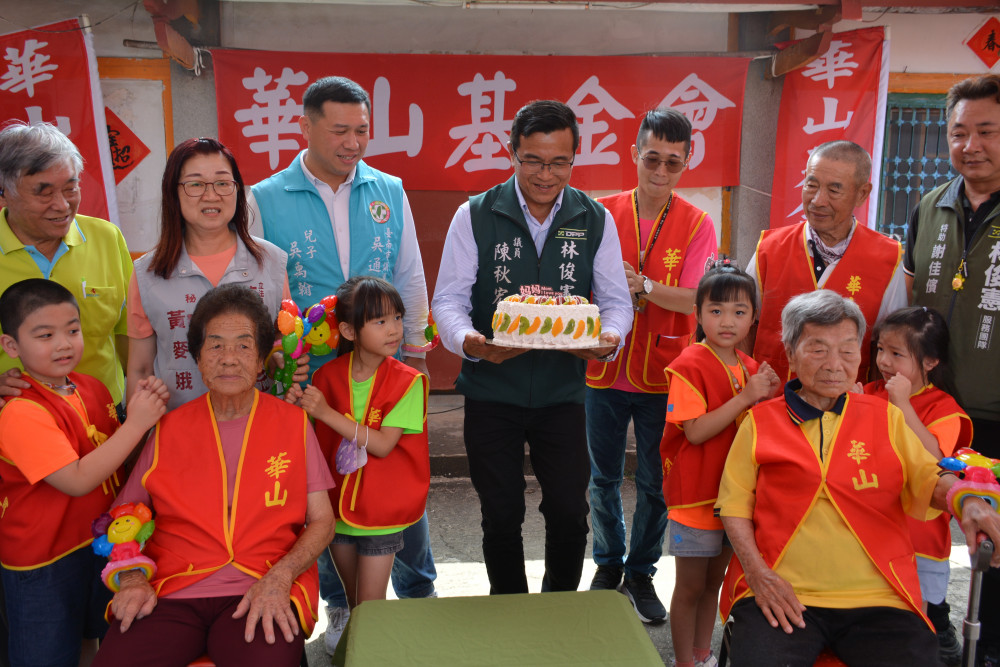 童心傳愛　華山伴96歲奶奶共度母親節