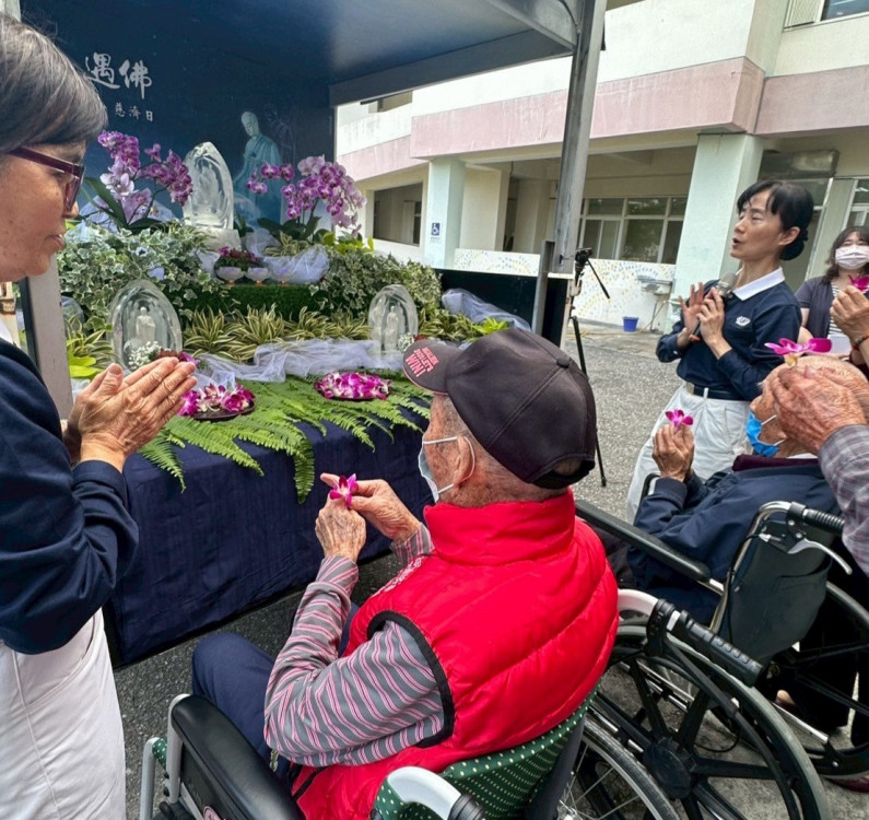 花蓮榮家感謝慈濟 行動浴佛車蒞家為長輩祈福送愛