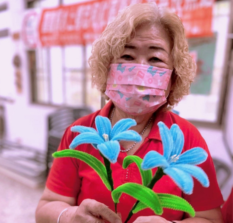嘉榮院忠和C據點帶領社區榮眷手作專屬母親節禮物
