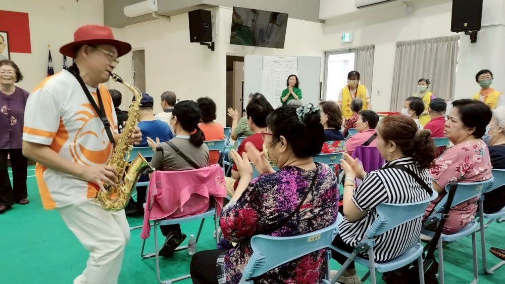 臺南榮服處榮欣志工感動服務歡樂到榮家  與榮民眷歡慶母親節