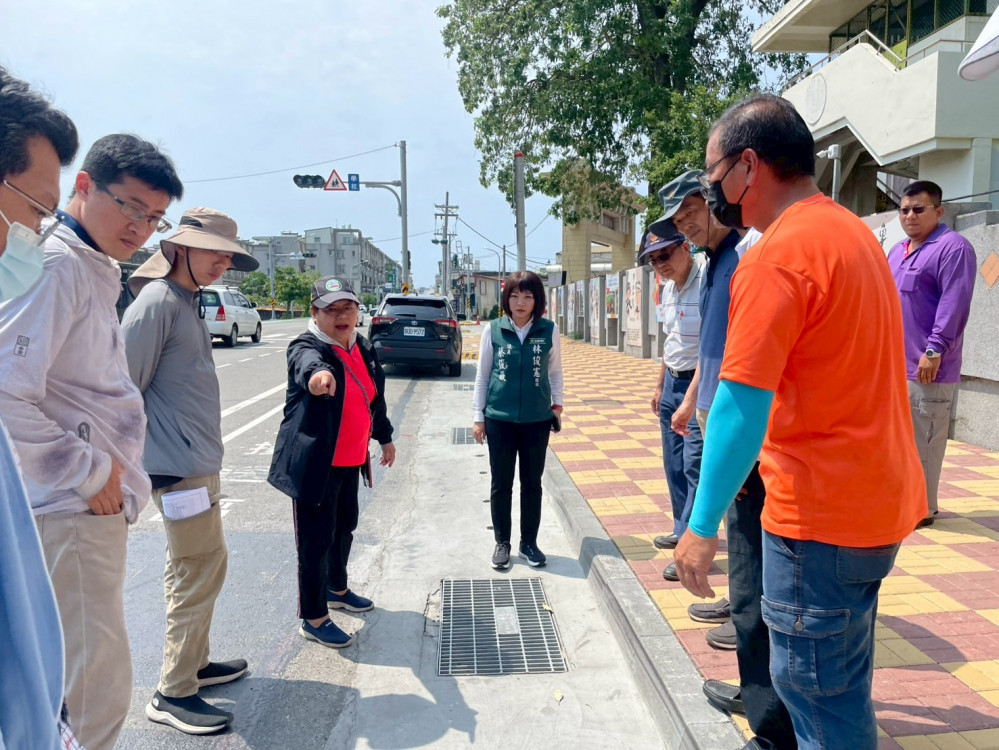 通學步道完工不到5個月竟出現地磚剝落、積水坑洞 蔡筱薇怒批： 驗收機制出現很大的問題