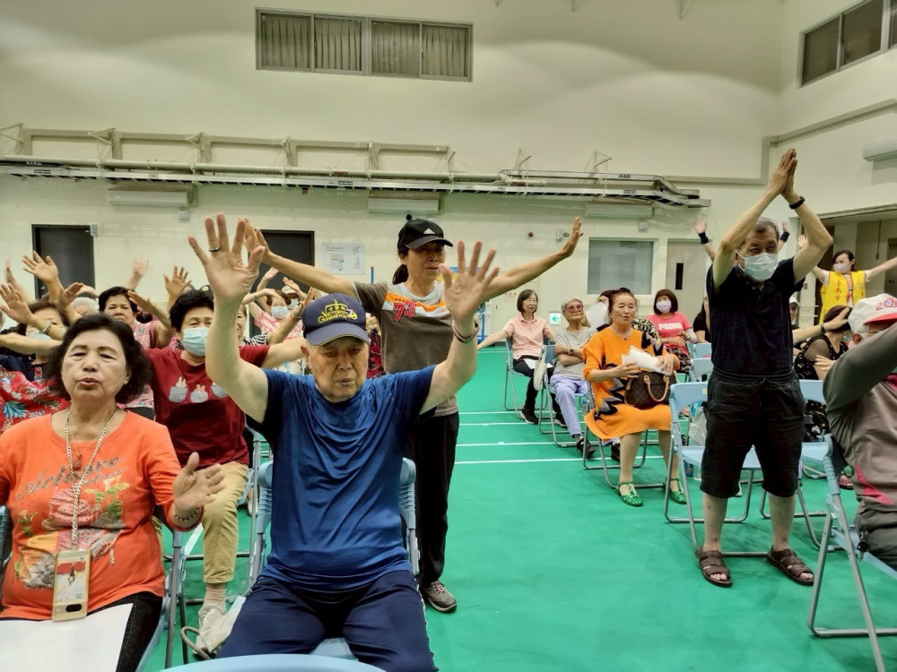 臺南榮服處榮欣志工感動服務歡樂到榮家  與榮民眷歡慶母親節