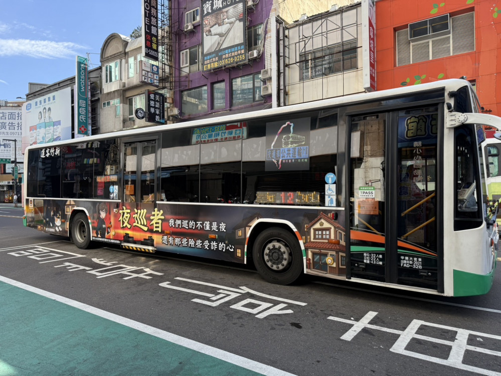 創意標語將防詐資訊融入日常生活　竹市警攜新竹客運推出反詐騙宣導公車