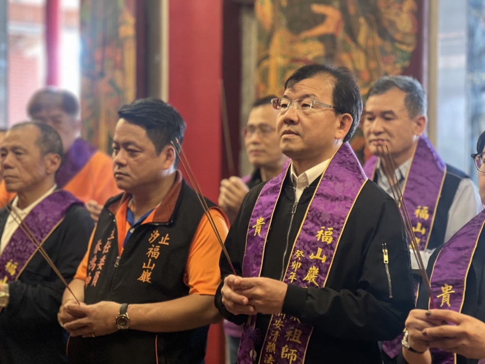 民政局長林耀長赴汐止福山巖顯應廟贈匾 感謝對於地方付出