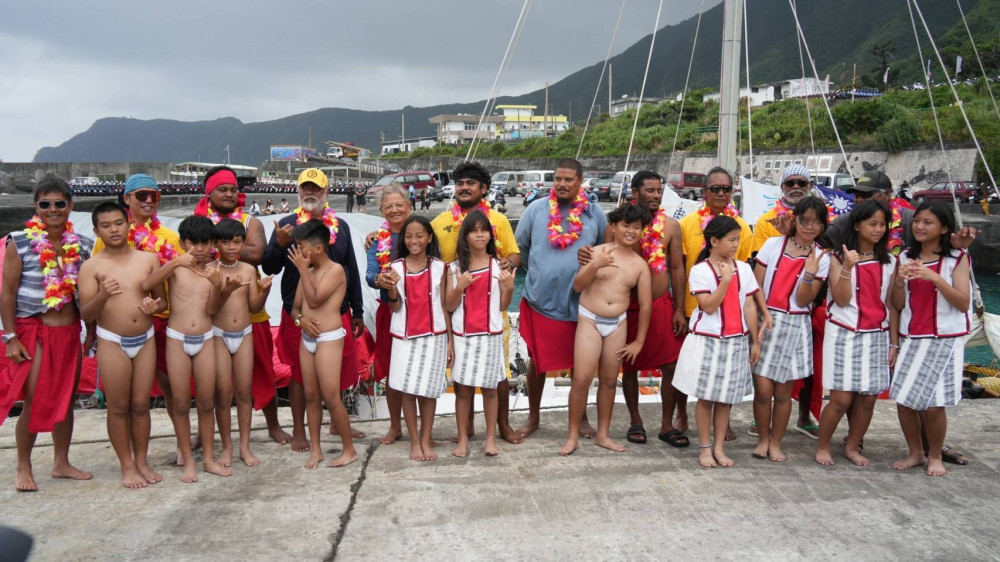 航向母親的島嶼帛琉「無私分享號」抵蘭嶼舊開元港  海委會與臺東縣政府聯袂迎接