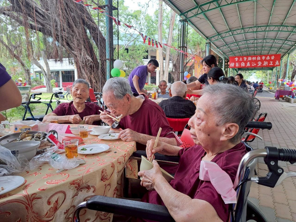 南市廚師職業工會至佳里榮家辦桌慶端午 住民溫馨享美食過佳節