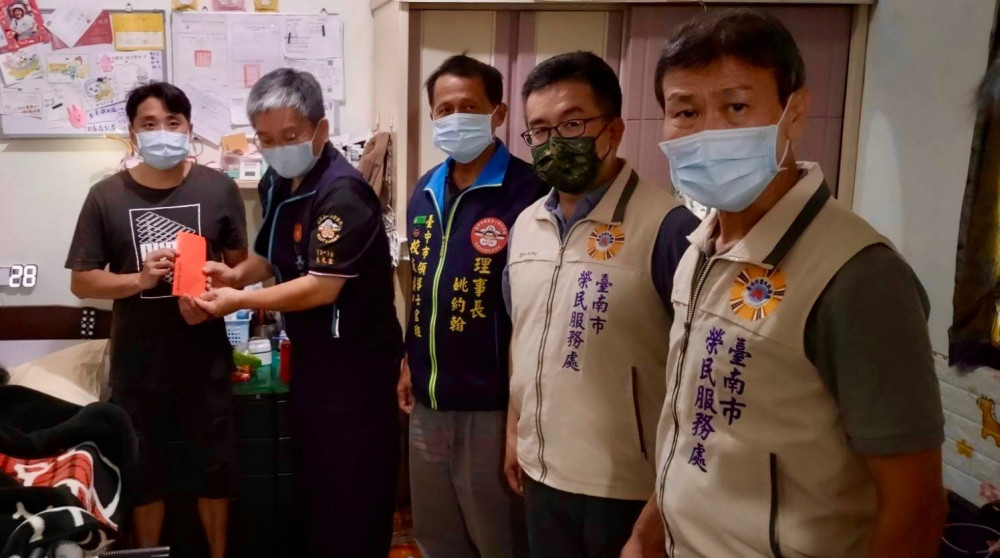 臺南榮服處鏈結仁美文教基金會傳愛 端節送暖情意濃