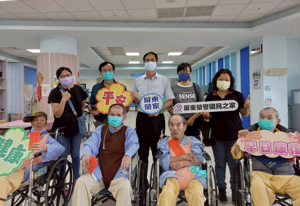 屏東榮家端節送愛 關懷住院榮民長輩