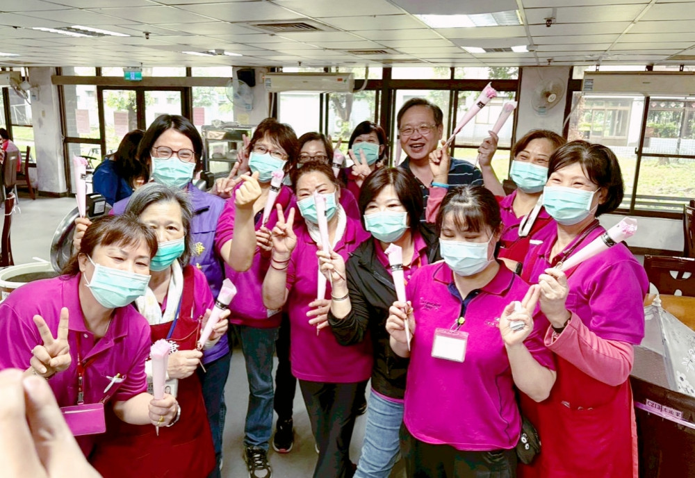 溫馨五月、活力亮采　八德榮家致贈康乃馨祝福住民暨同仁母親節快樂