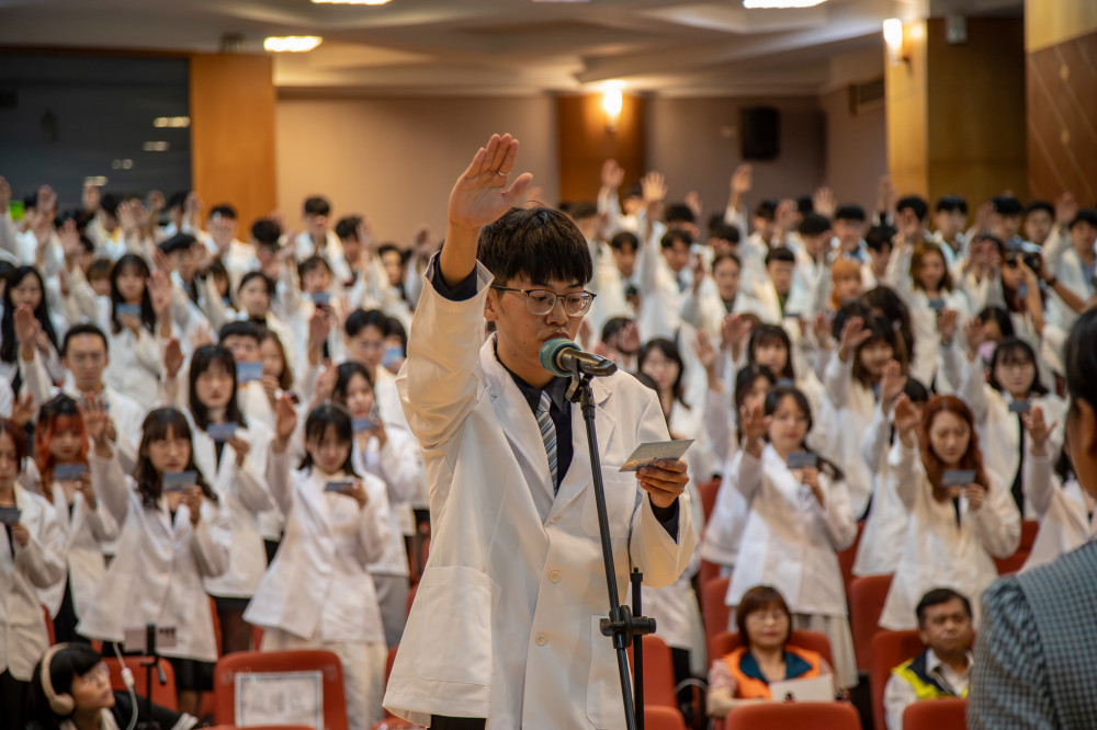 嘉藥溫馨舉行藥師授袍典禮 白袍加身責任啟航
