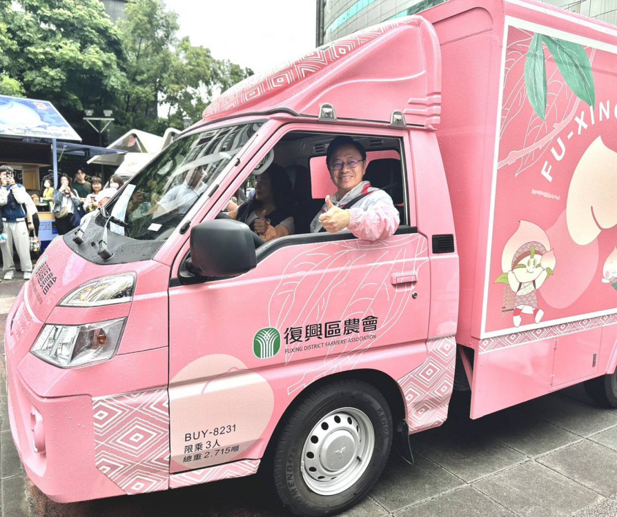 媽媽樂桃桃、好農Go Go購　桃市長張善政駕「粉紅超跑」力推復興區媽媽桃