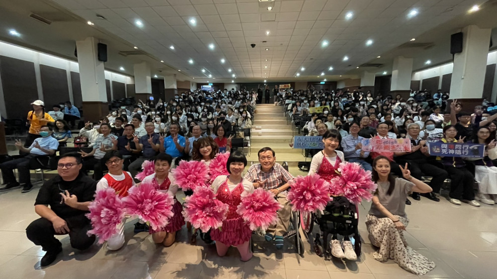混障綜藝團生命教育巡演列車開抵中華醫大 贏得師生熱烈回響