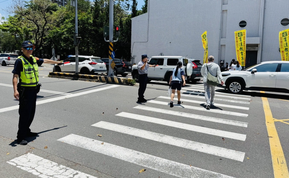 國中會考南警動員義警民力協助交通疏導