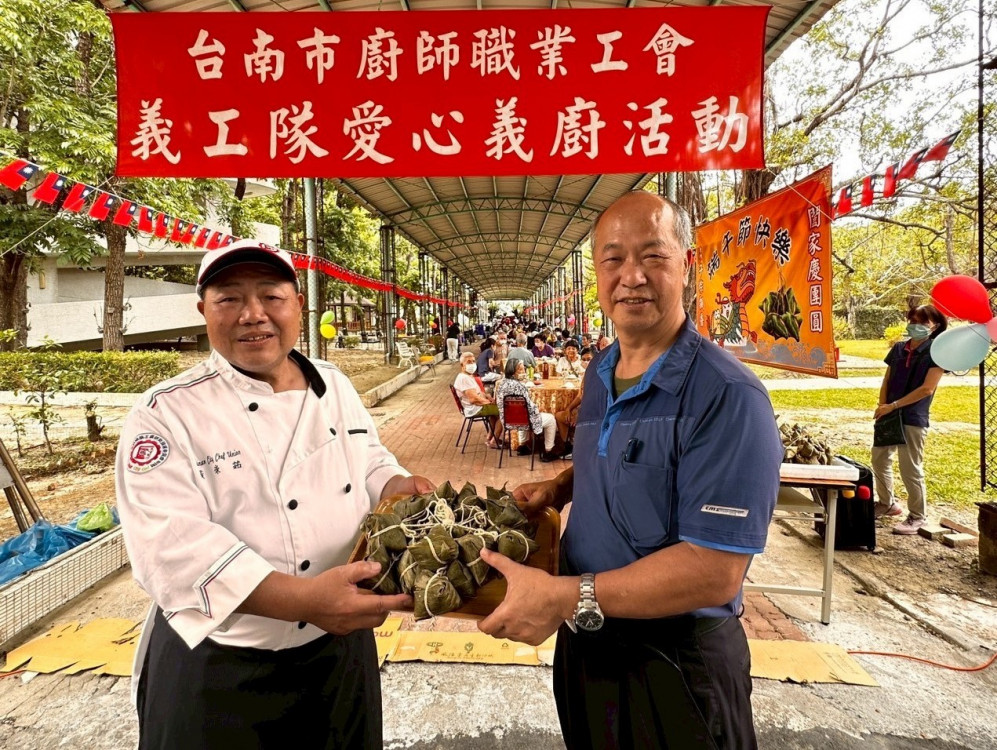 南市廚師職業工會至佳里榮家辦桌慶端午 住民溫馨享美食過佳節