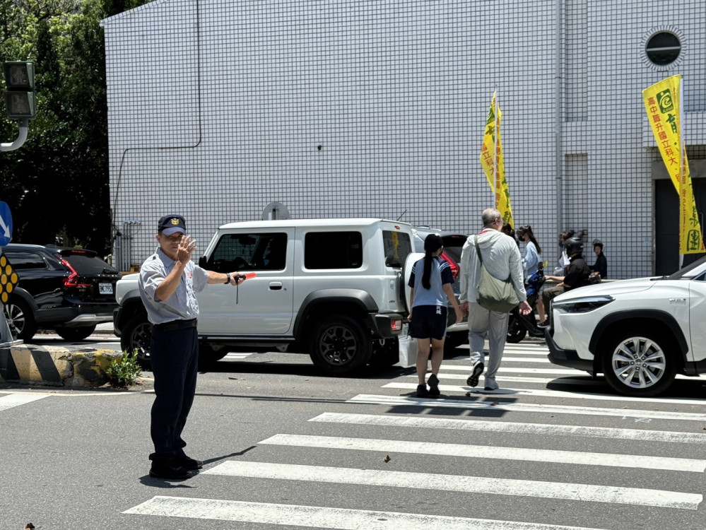 國中會考南警動員義警民力協助交通疏導